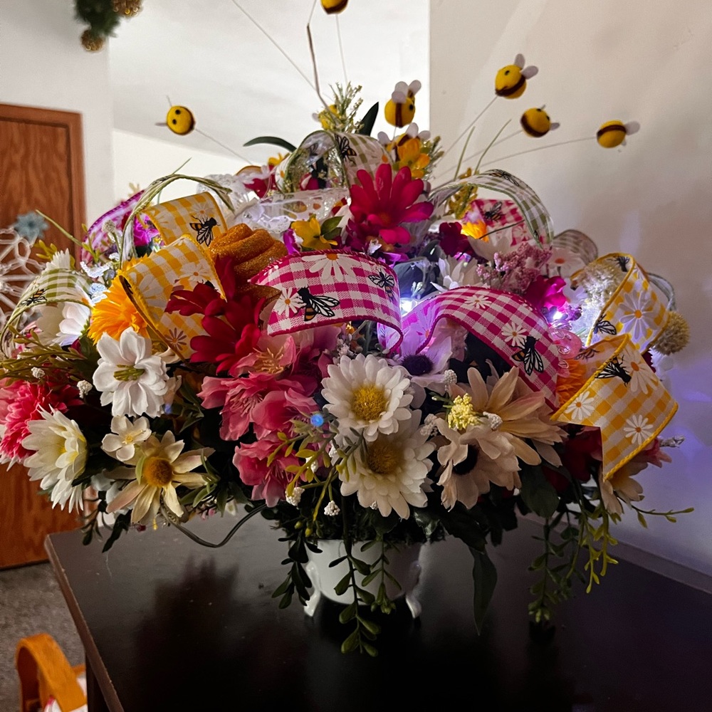 BEAUTIFUL SPRING FLORAL ARRANGEMENT